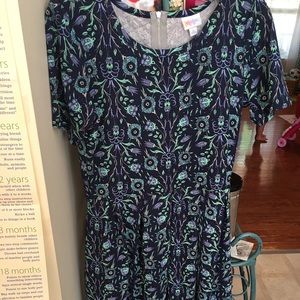 Lularoe Amelia floral textured pattern size large